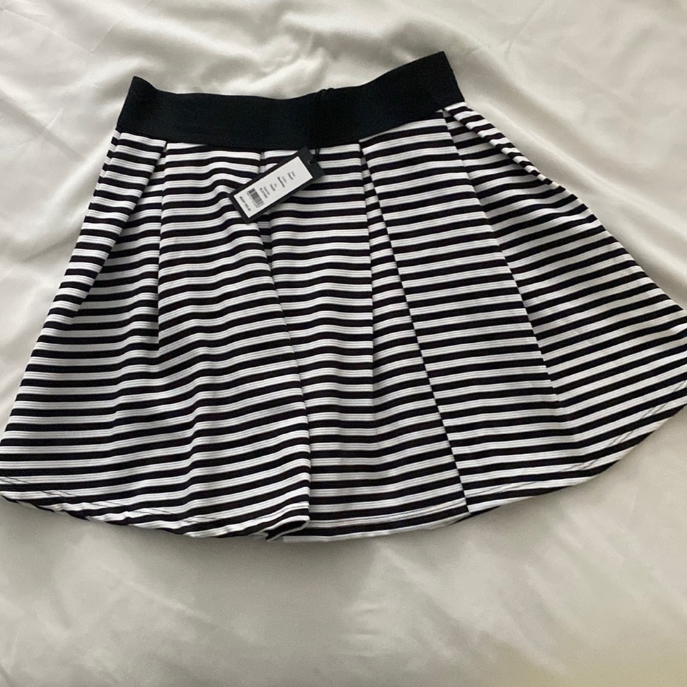 Black and white size small skirt. NWT brand Romeo and Juliet
